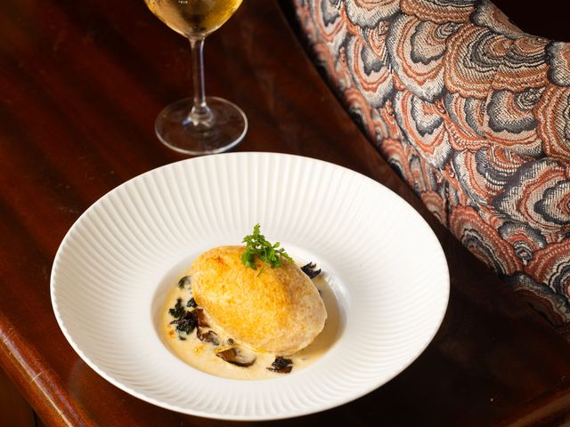 La Lorraine Quenelle de bar sauce Champagne